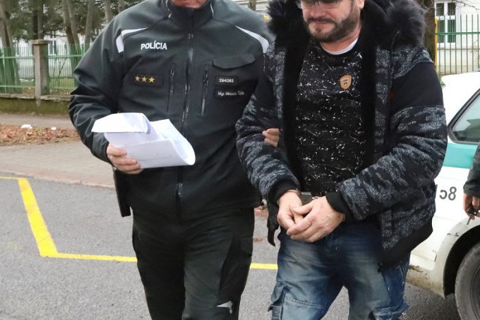 Ilustračný obrázok k článku VIDEO: Brezniansky podnikateľ na úteku Šajgal ide do väzby, pod zmenený imidž sa neskryl