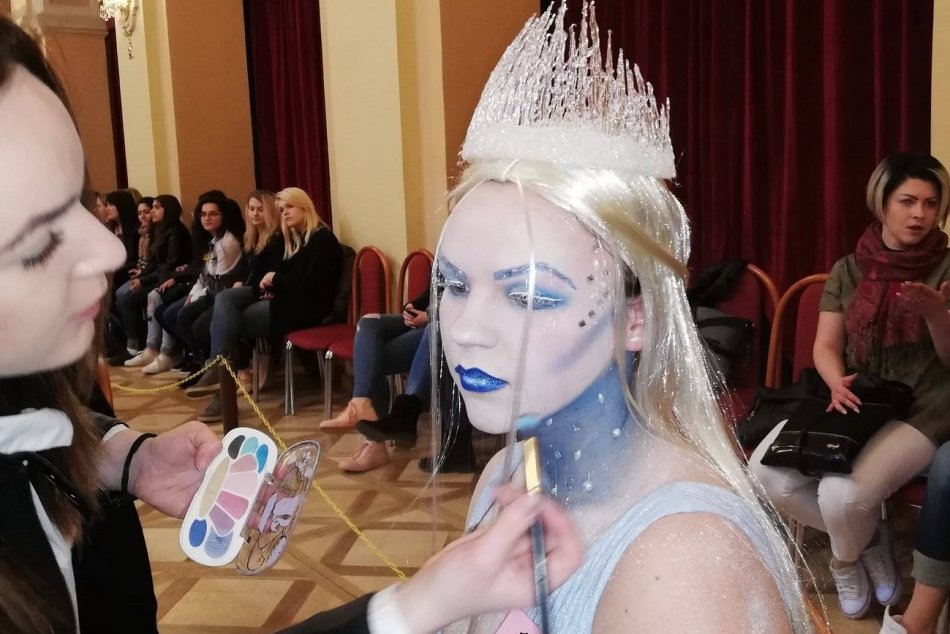 Ilustračný obrázok k článku Trendové účesy aj ľadové kráľovné: Koncertná sála Reduty ako salón krásy, FOTO a VIDEO