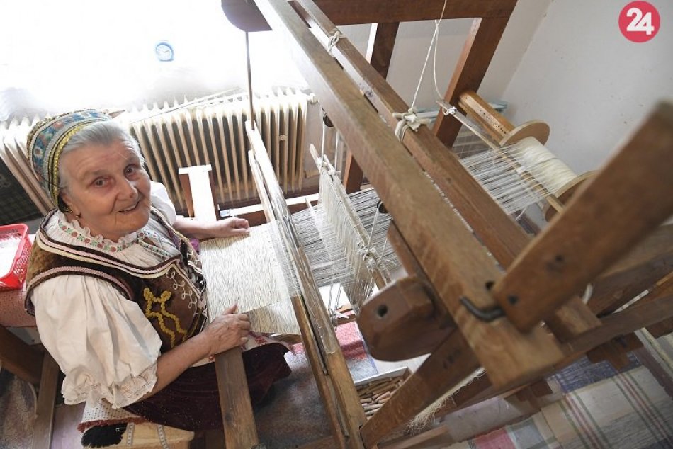 V Kostoľanoch nad Hornádom aktívne tká 82-ročná Mária Tomisová
