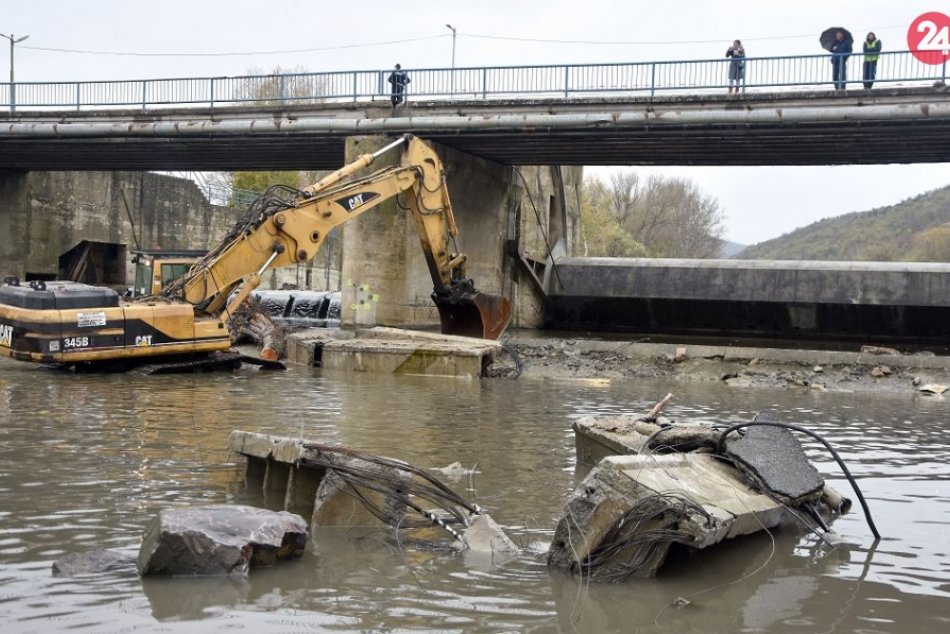 FOTO: Odstraňujú spadnuté časti mosta v Strážskom